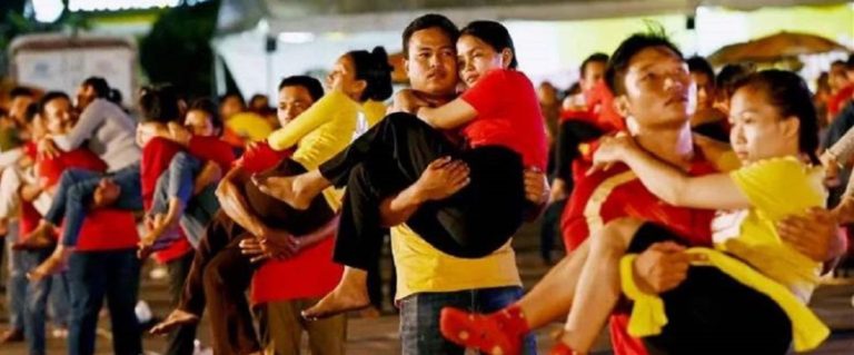 بالفيديو.. كمبوديا الأولى بـ “حمل الشريكات”!