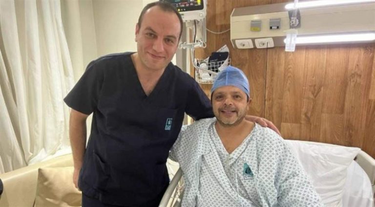 محمد هنيدي في المستشفى.. والطبيب يطمئن “قلبه زي الحديد”