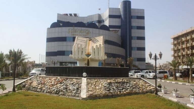 بالصور.. فضيحة جنسية في العراق: عميد كلية بأوضاع مخلّة مع الطالبات!