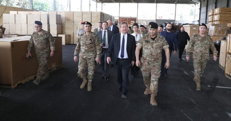 الجيش يتسلم هبة من السلطات البريطانية