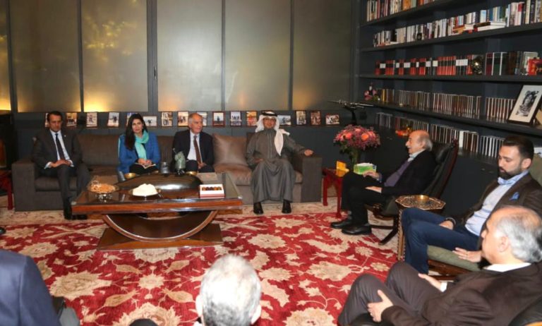 جنبلاط يستقبل سفراء “الخماسية”