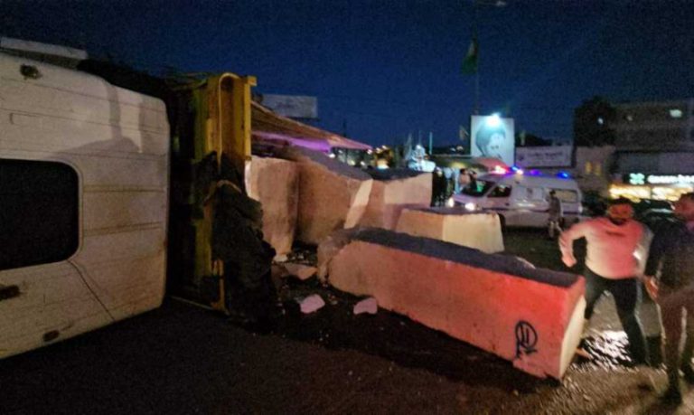 بالفيديو.. انقلاب شاحنة في كفررمان