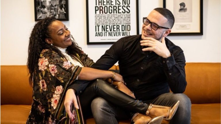 بالفيديو.. ناشط أميركي شهير يعتنق وزوجته الإسلام!