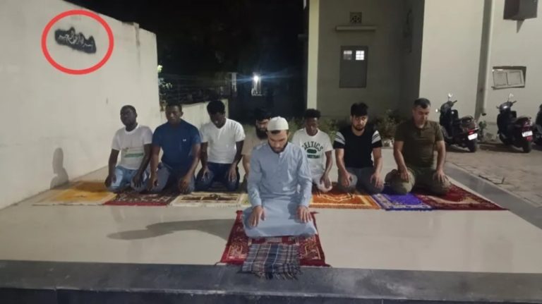 بالفيديو .. متطرفون في الهند يهاجمون طلبة في صلاة التراويح!