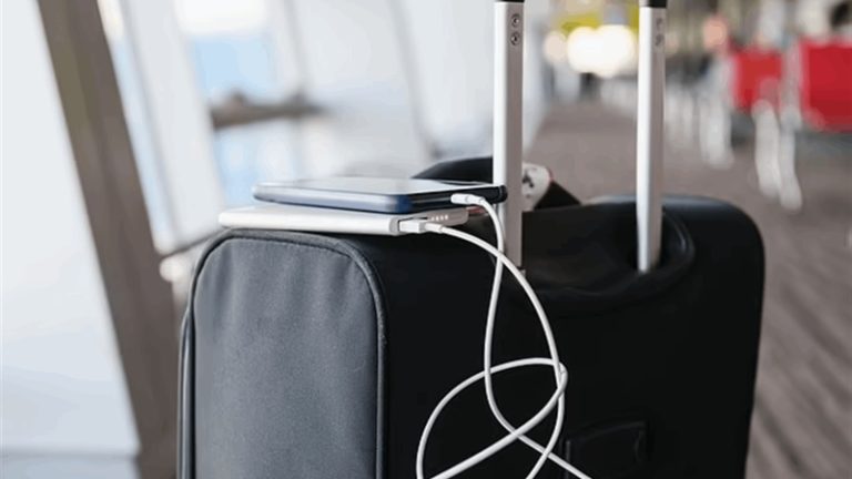 تحذير من شحن الهاتف في المطار!