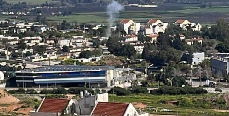 بالفيديو.. صواريخ على “كريات شمونة”