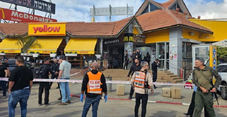 إصابة 3 مستوطنين بعملية طعن في “بيت كاما” (فيديو)