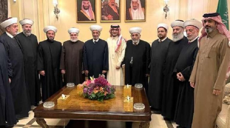 بخاري يجمع المفتين!