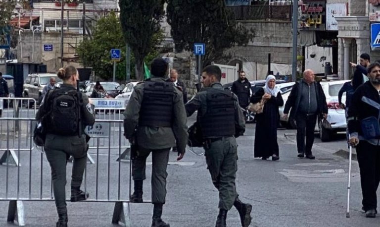 قوات الاحتلال تمنع مئات الفلسطينيين من الدخول لـ”الأقصى” (فيديو)