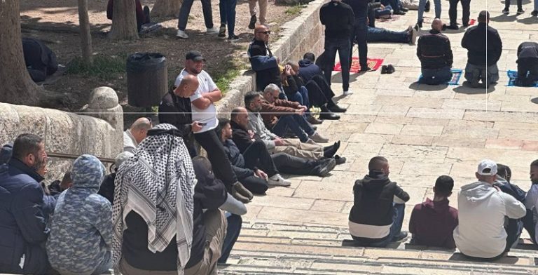 بالفيديو.. آلاف الفلسطينيين يؤدون صلاة الجمعة في “الأقصى”