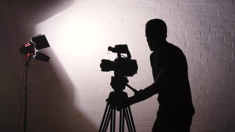 بالفيديو.. مغنية تصفع فناناً على الهواء!