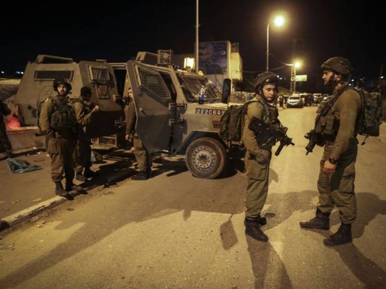 قوات الإحتلال تغلق طرقاً زراعية وتجرف أراض في نابلس