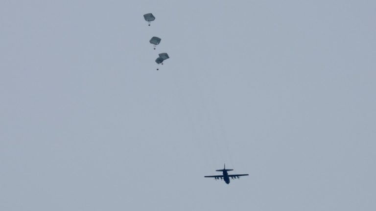 10 إنزالات جوية للمساعدات على غزة