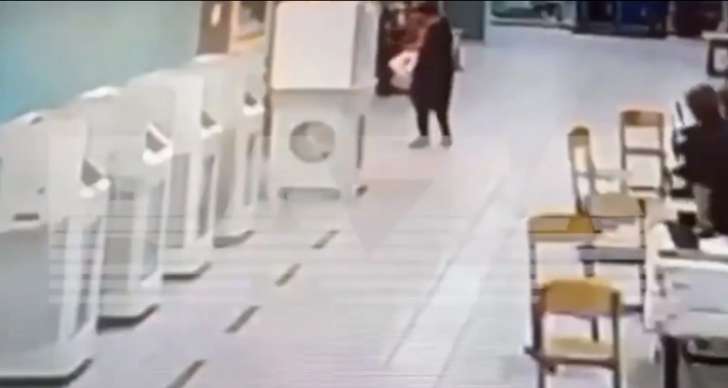 بالفيديو.. إمرأة تشعل النار في عازل خلال الإنتخابات الروسية