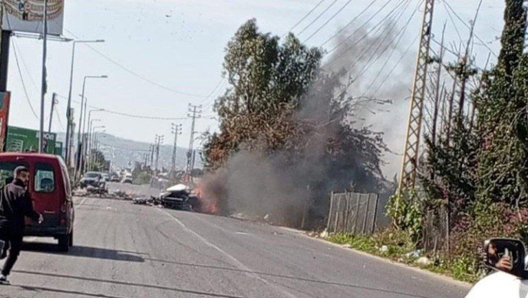 بالفيديو والصور.. طيران العدو يستهدف سيارة في صور