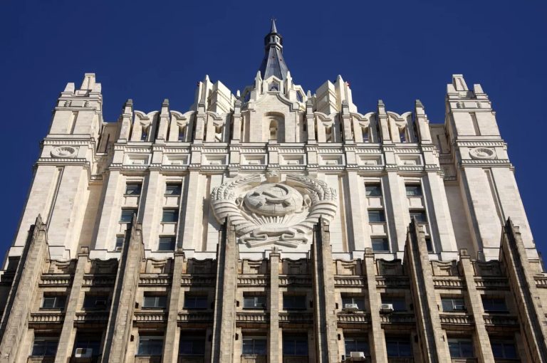 روسيا تفرض عقوبات على أكثر من 200 شخصية أميركية