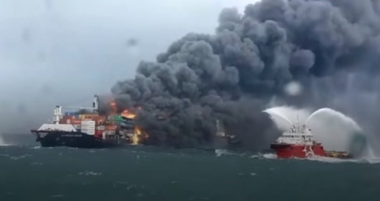 مسؤول أميركي: تصاعد الدخان من ناقلة أميركية مقابل اليمن