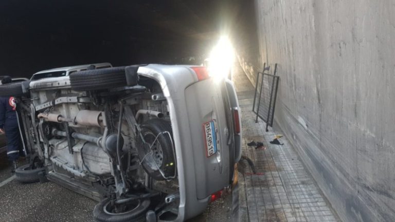 إنقلاب سيارة داخل نفق المطار