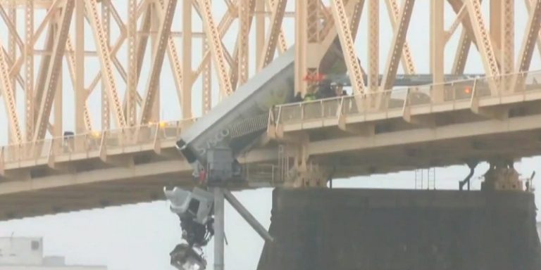 بالفيديو .. سائق شاحنة ينجو من الموت بأعجوبة