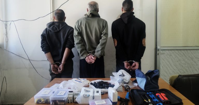 عصابة سرقة سيارات بقبضة قوى الأمن