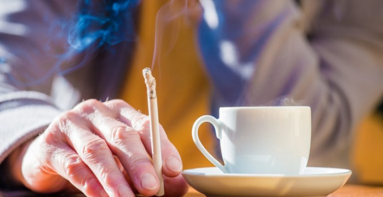 كيف يتفادى محبو القهوة والتدخين الصداع في رمضان؟