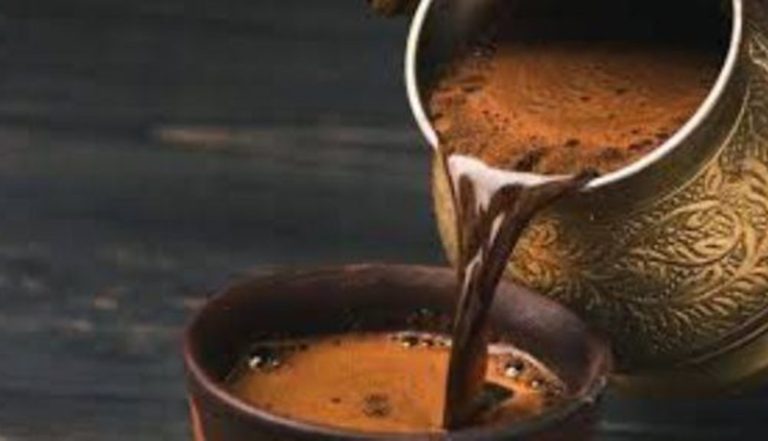 صداع وتوتر.. تخلّت عن شرب القهوة!