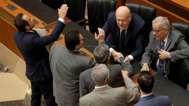 السلطة تمدّد للبلديات: دبّروا راسكم!