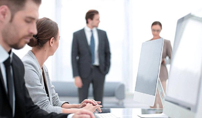 انهيار الهويّة البصريّة للمصارف: لا ربطات عنق بعد الآن