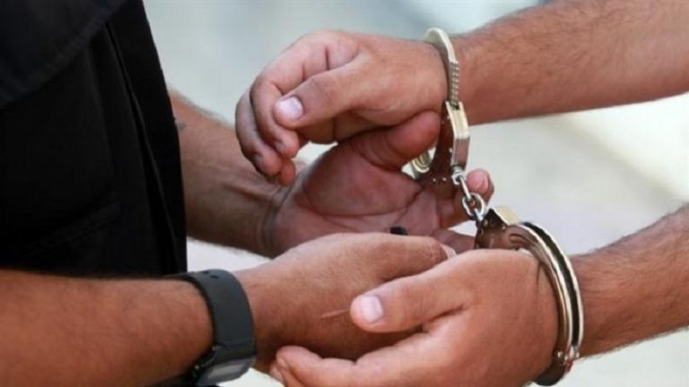 متهم بجرائم سرقة وأسلحة بقبضة “قوى الأمن”