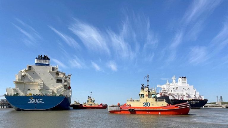 بريطانيا تحذر السفن التجارية