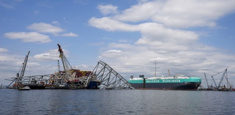 عبور أول سفينة شحن بعد انهيار جسر بالتيمور (فيديو)