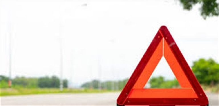 انقلاب شاحنة على أوتوستراد جونية (صورة)