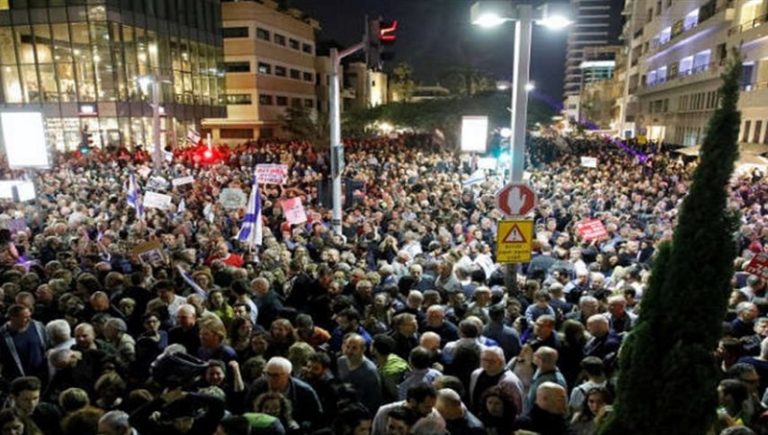 بالفيديو.. الاحتلال يحتجز مستوطناً يطالب برحيل نتنياهو