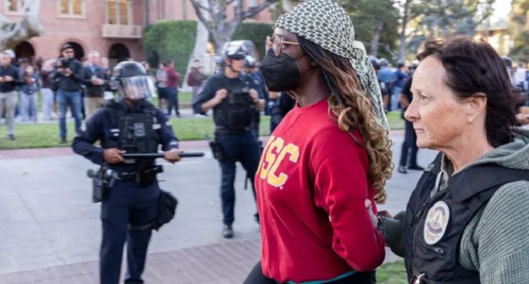 بالفيديو.. الشرطة الأميركية تعتدي على مخيم للطلبة