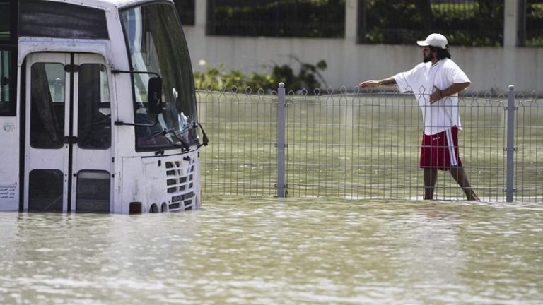 الإضطرابات بعد الأمطار متواصلة في الإمارات