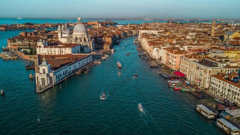 مدينة سياحية شهيرة تفرض رسوم دخول!