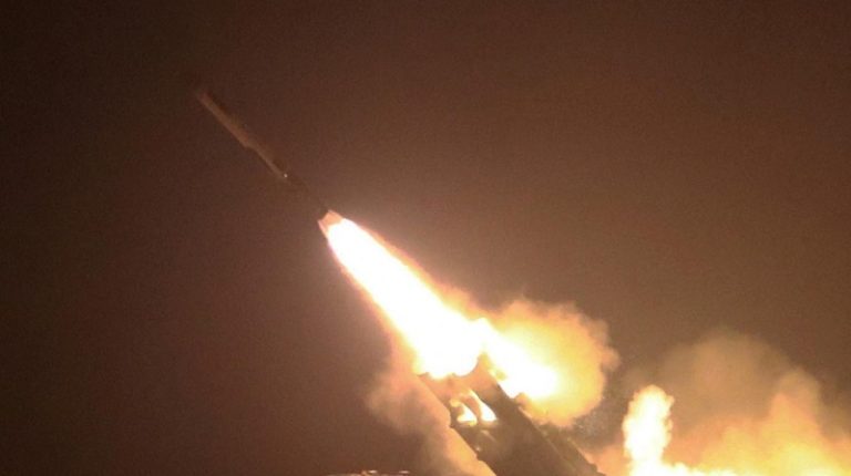 لحظة إطلاق صواريخ باليستية من إيران إلى الأراضي المحتلة! (فيديو)