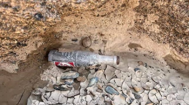 ‏زجاجة “كولا” عمرها 62 عاماً تُكشف بعد أمطار الإمارات! (صور)