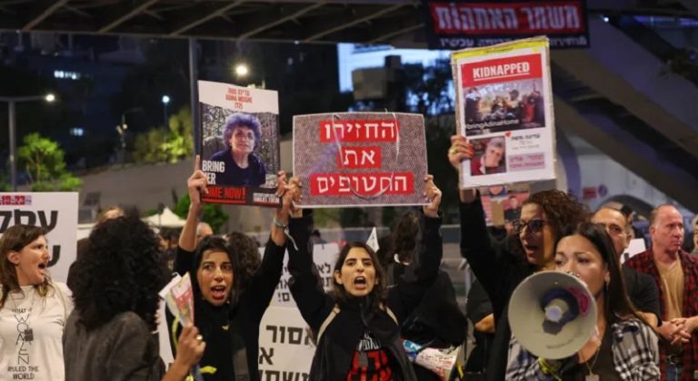 عائلات الأسرى تتظاهر أمام وزارة الحرب الصهيونية