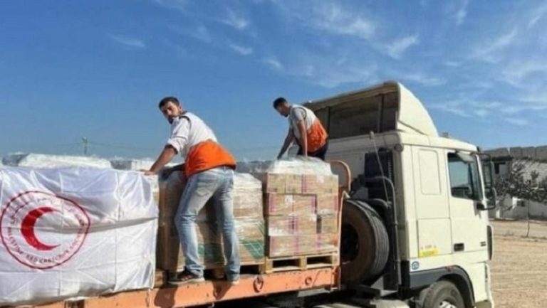 الاحتلال: أولى شاحنات المساعدات لغزة تدخل من نقطة العبور الشمالية