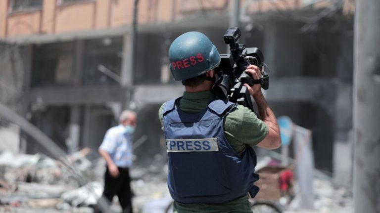 جيش الاحتلال يستهدف 3 صحافيين في غزة