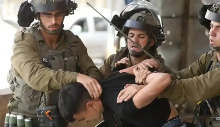 الإحتلال يعتقل 12 فلسطينياًَ في “الضفة”