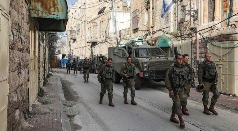 قوات الاحتلال تقتحم بلدات في “الضفة”.. والبلدة القديمة في نابلس (فيديو)