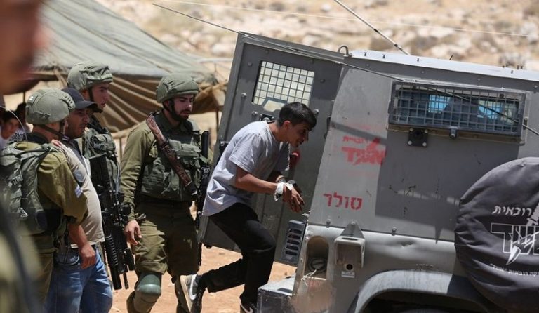 قوات الاحتلال اعتقلت 12 فلسطينياً في “الضفة”