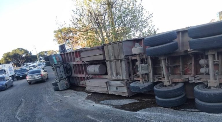 رفع الشاحنة المنقلبة على طريق عاريا