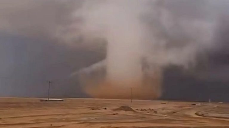 إعصار ضخم جنوب السعودية (فيديو)