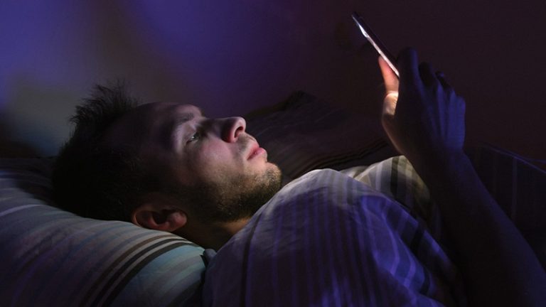 الوقت الكافي لتصفح وسائل التواصل الإجتماعي قبل النوم