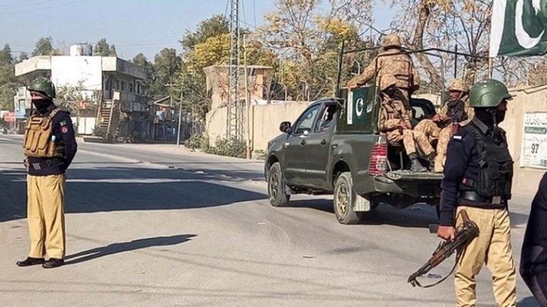 مقتل 7 من موظفي الجمارك غرب باكستان