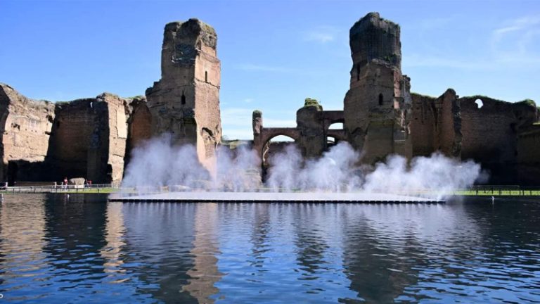 إفتتاح “مرآة مائية” في حمامات كاراكالا الأثرية في إيطاليا