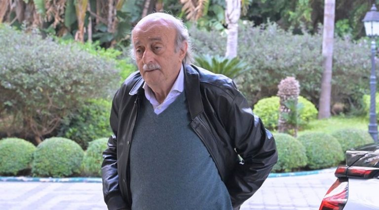 جنبلاط إلى باريس